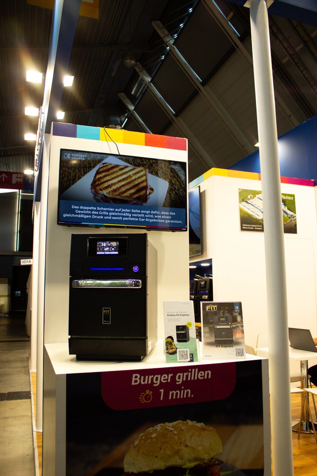 Uma máquina de hambúrguer grillen é exibida em uma mesa