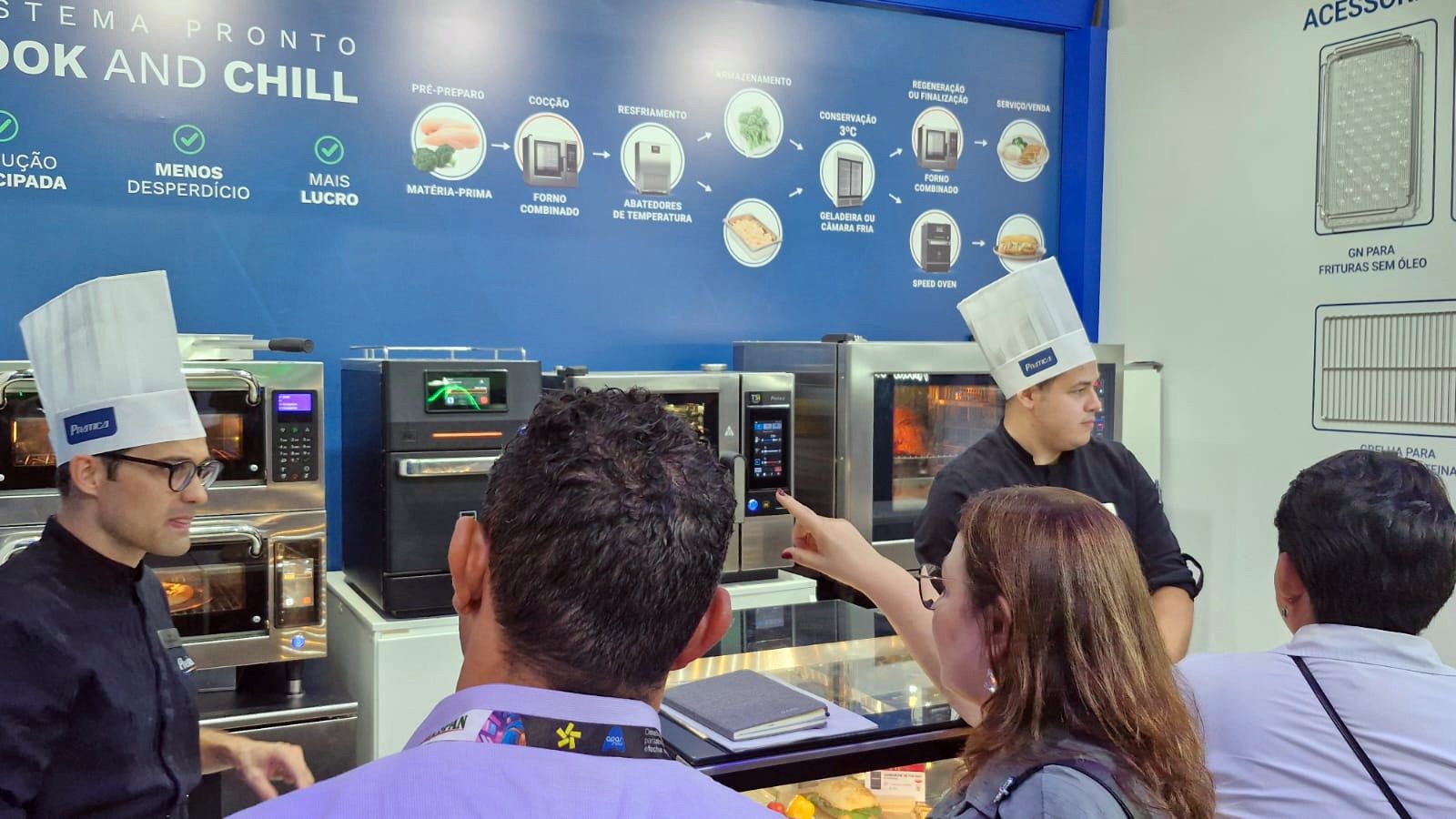 Um grupo de pessoas está em pé em frente a uma parede que diz 