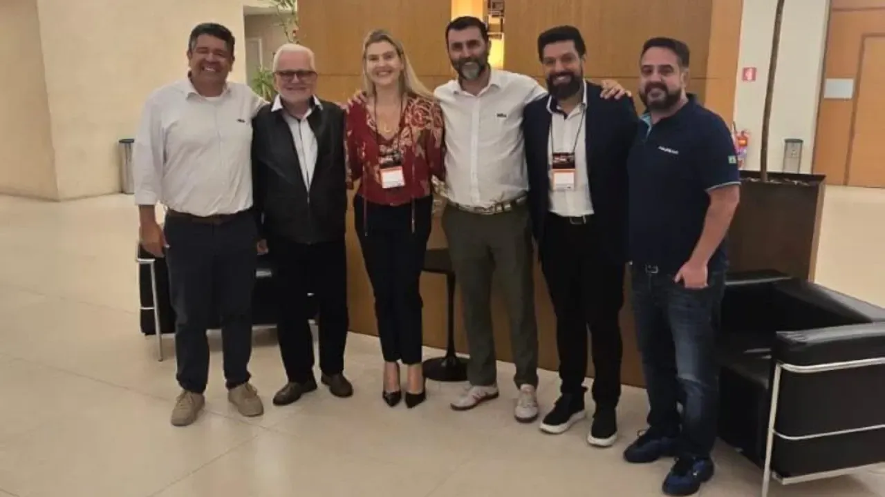 Um grupo de pessoas está posando para uma foto juntos.