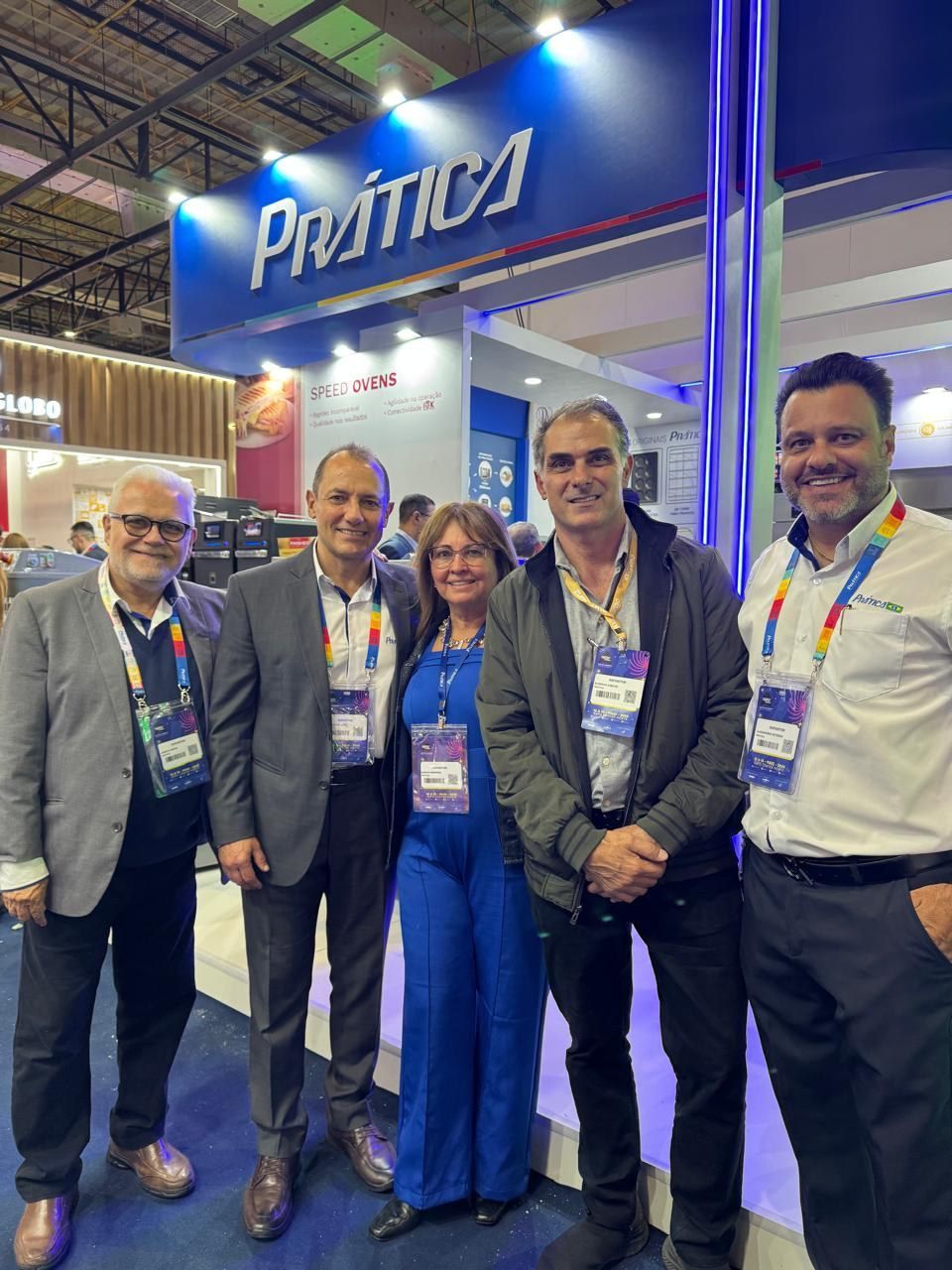 Um grupo de pessoas está posando para uma foto em uma convenção.