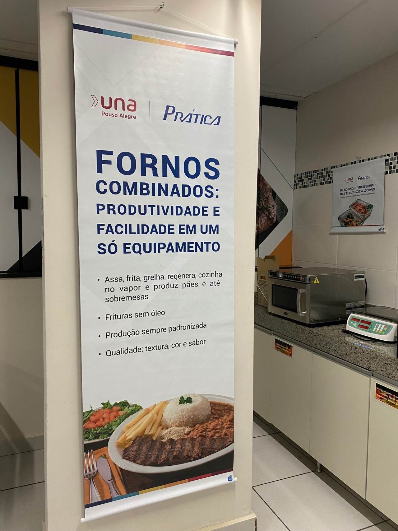 Uma grande faixa está pendurada na parede de uma cozinha.