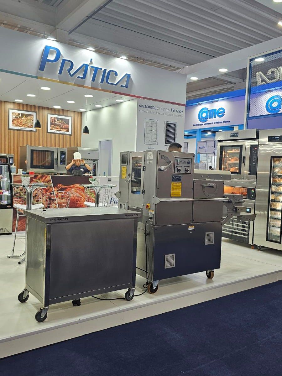 Uma cozinha com uma placa que diz pratica