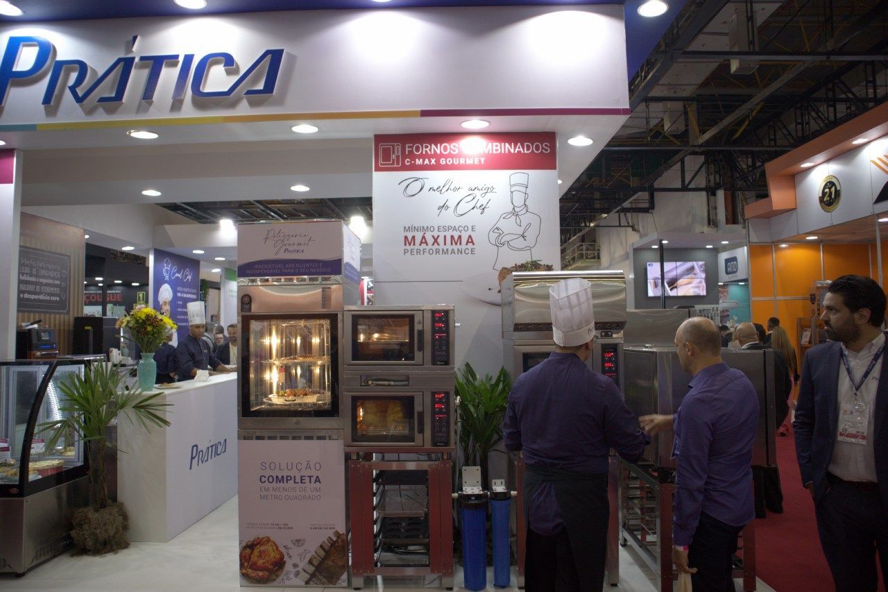 Um grupo de pessoas em pé sob uma placa que diz pratica