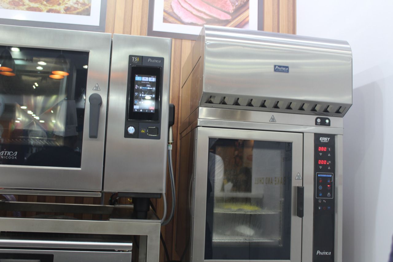 Dois fornos de aço inoxidável estão próximos um do outro