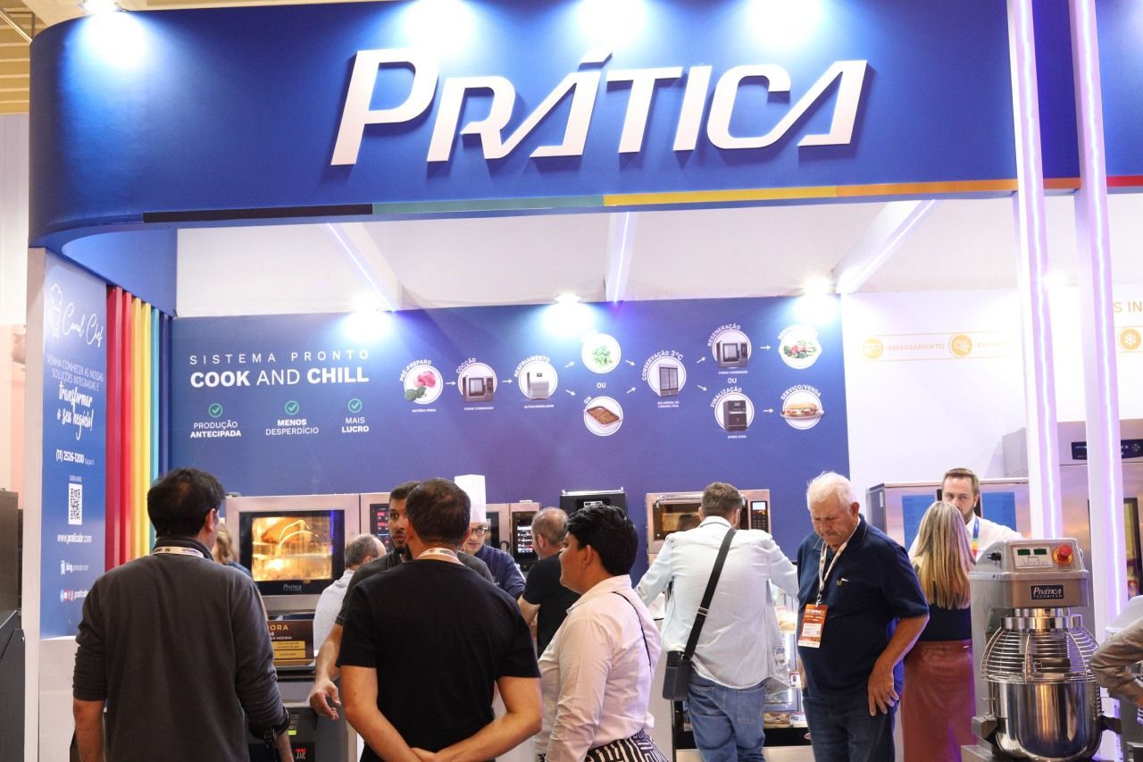 Um grupo de pessoas está em frente a um estande de prática