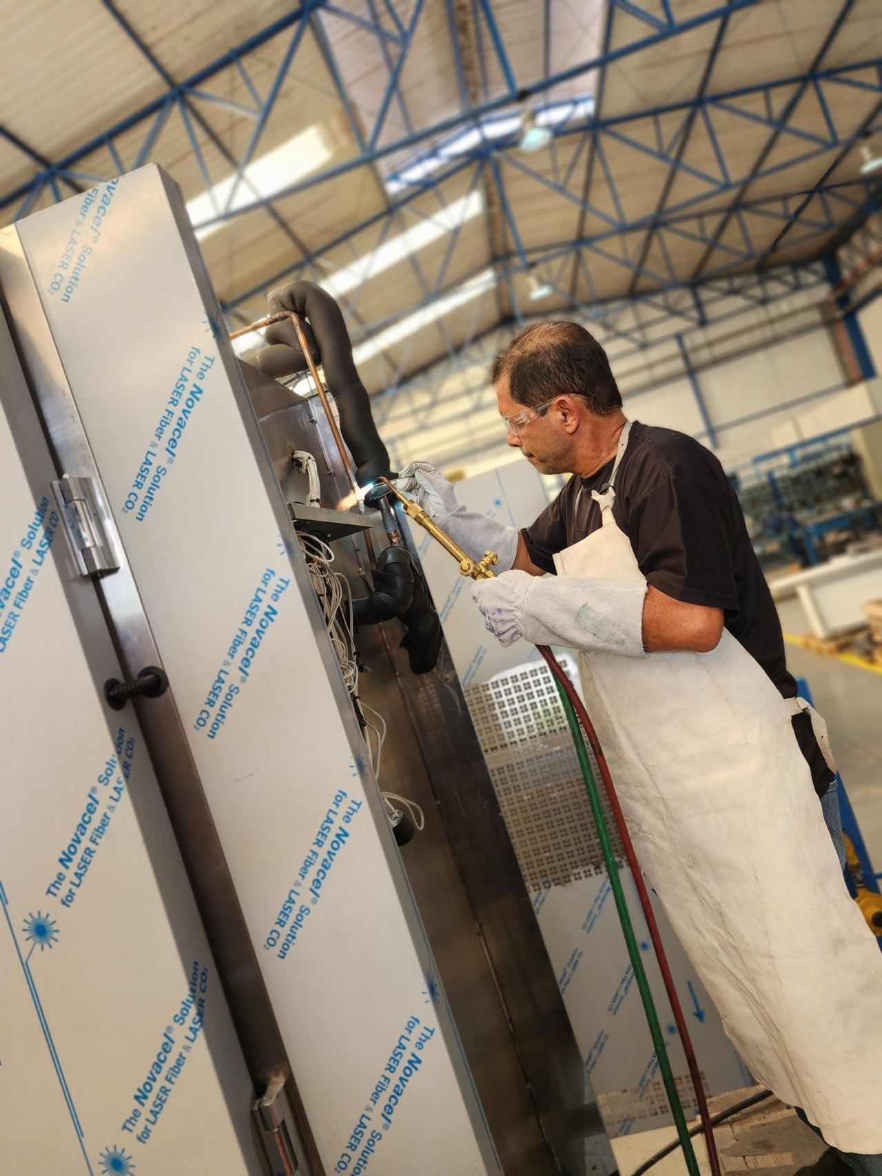 Um homem está trabalhando em uma máquina em uma fábrica.