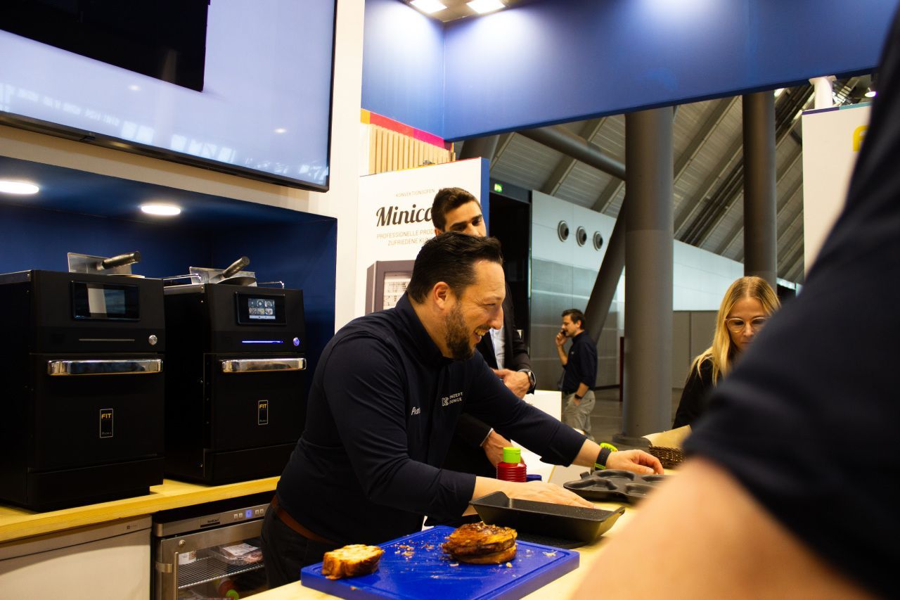 Um homem está cortando um pedaço de carne em uma tábua de corte.