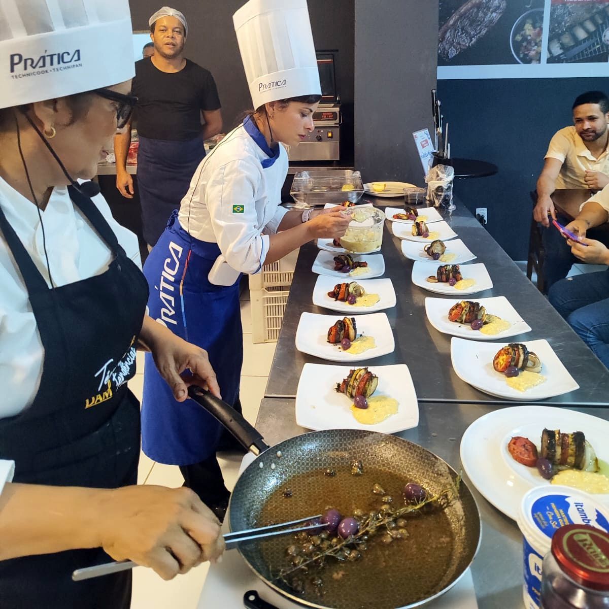 Um grupo de chefs está preparando comida em uma cozinha