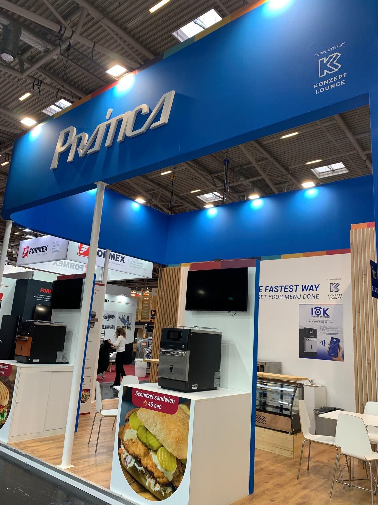 Uma cabine azul e branca com um hambúrguer nela