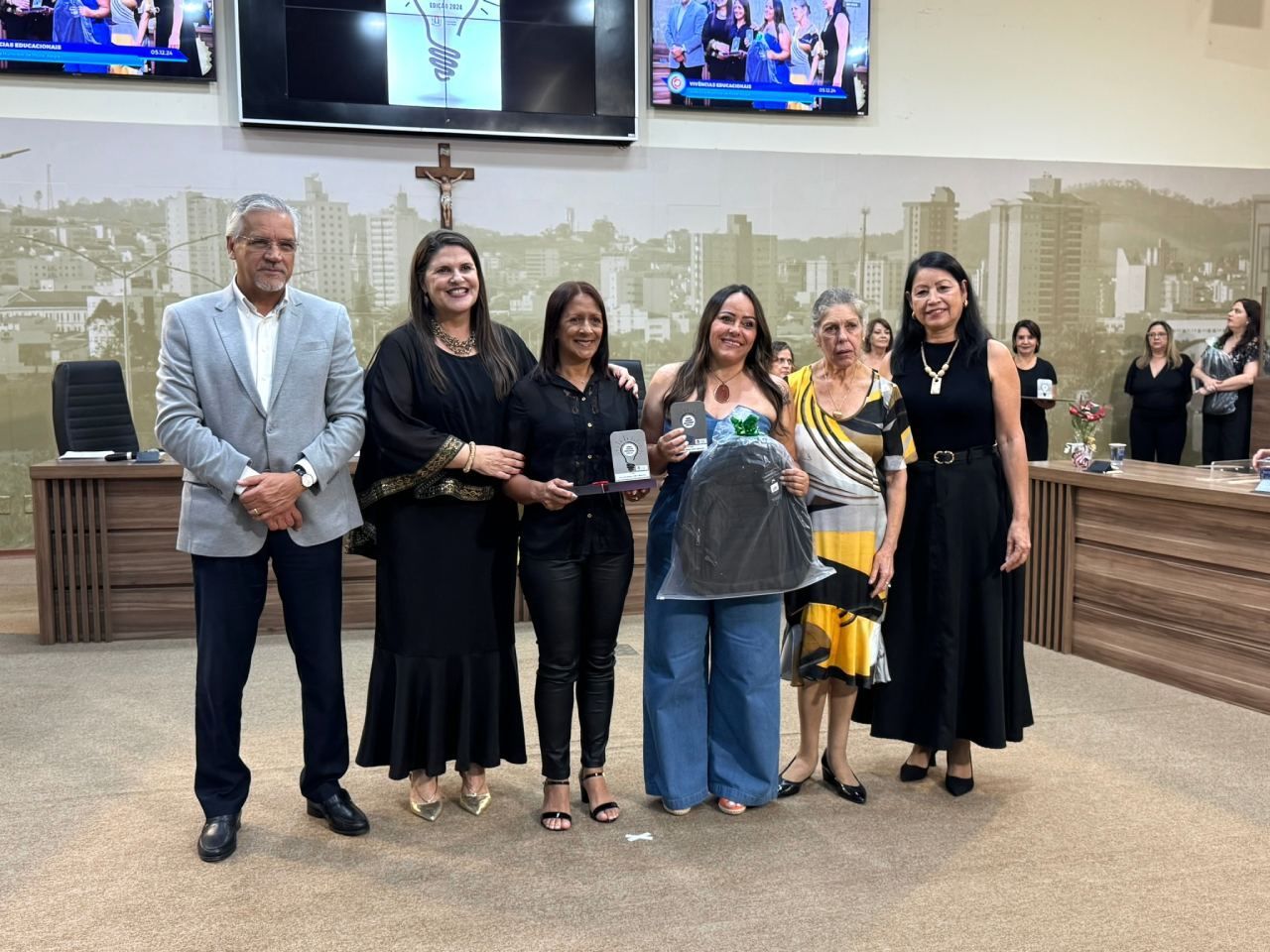 Um grupo de mulheres está posando para uma foto em uma sala.