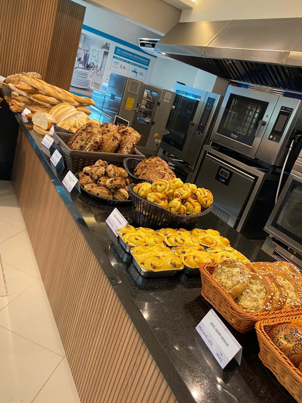 Há muitos tipos diferentes de comida no balcão.