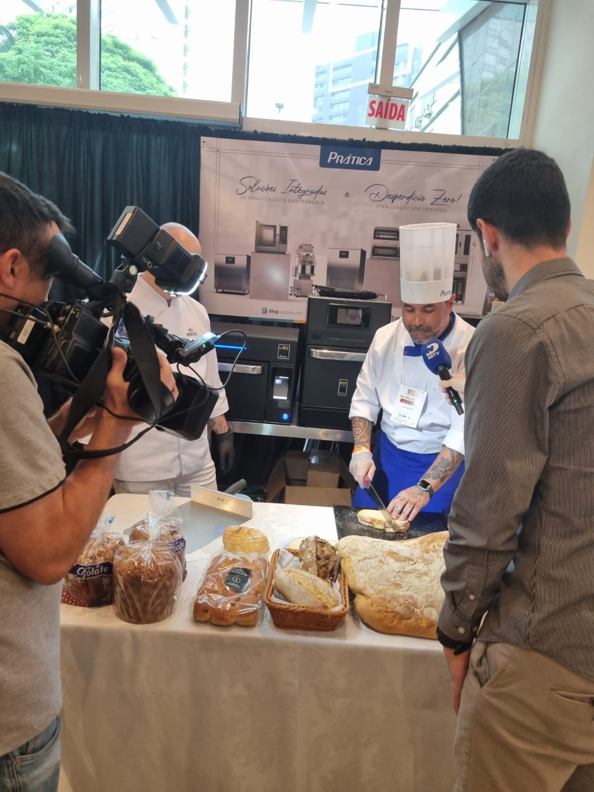 Um homem está tirando uma foto de um chef com uma câmera