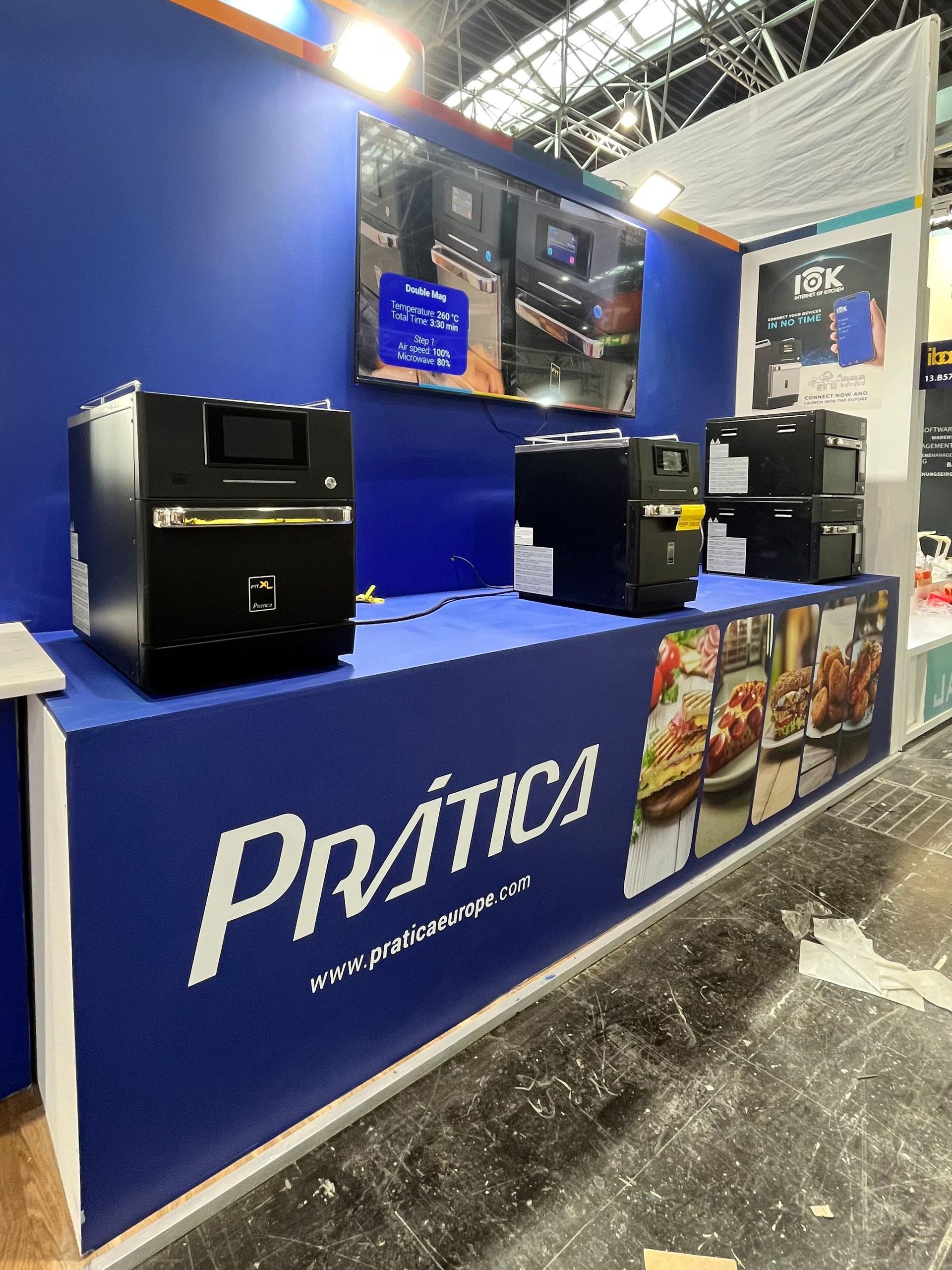 Uma exposição de eletrodomésticos e uma placa que diz pratica