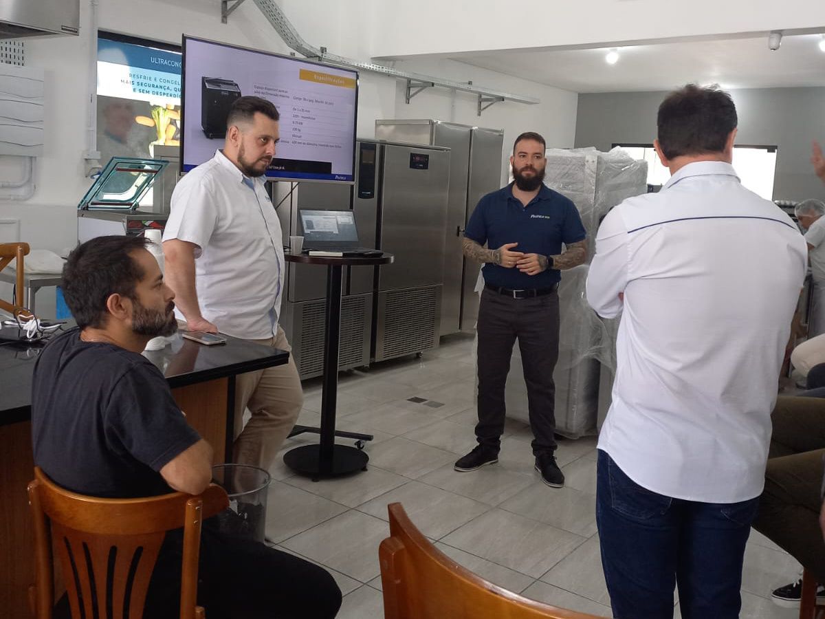 Um grupo de homens está em uma sala conversando entre si.