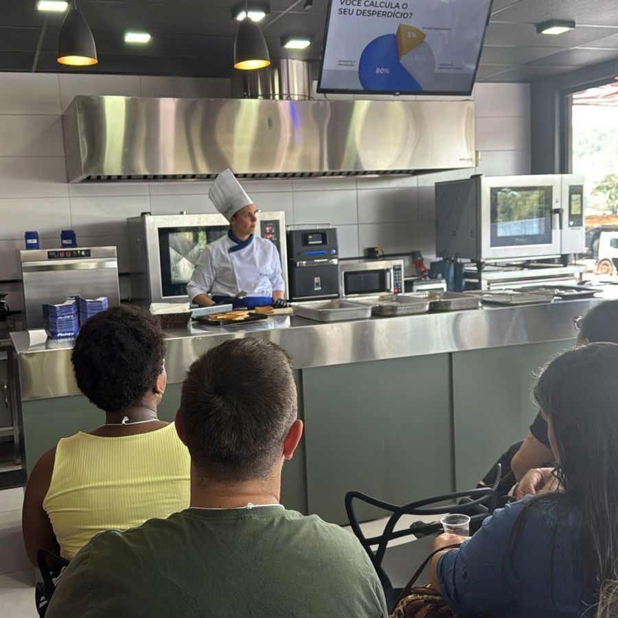 Um chef está fazendo uma apresentação para um grupo de pessoas