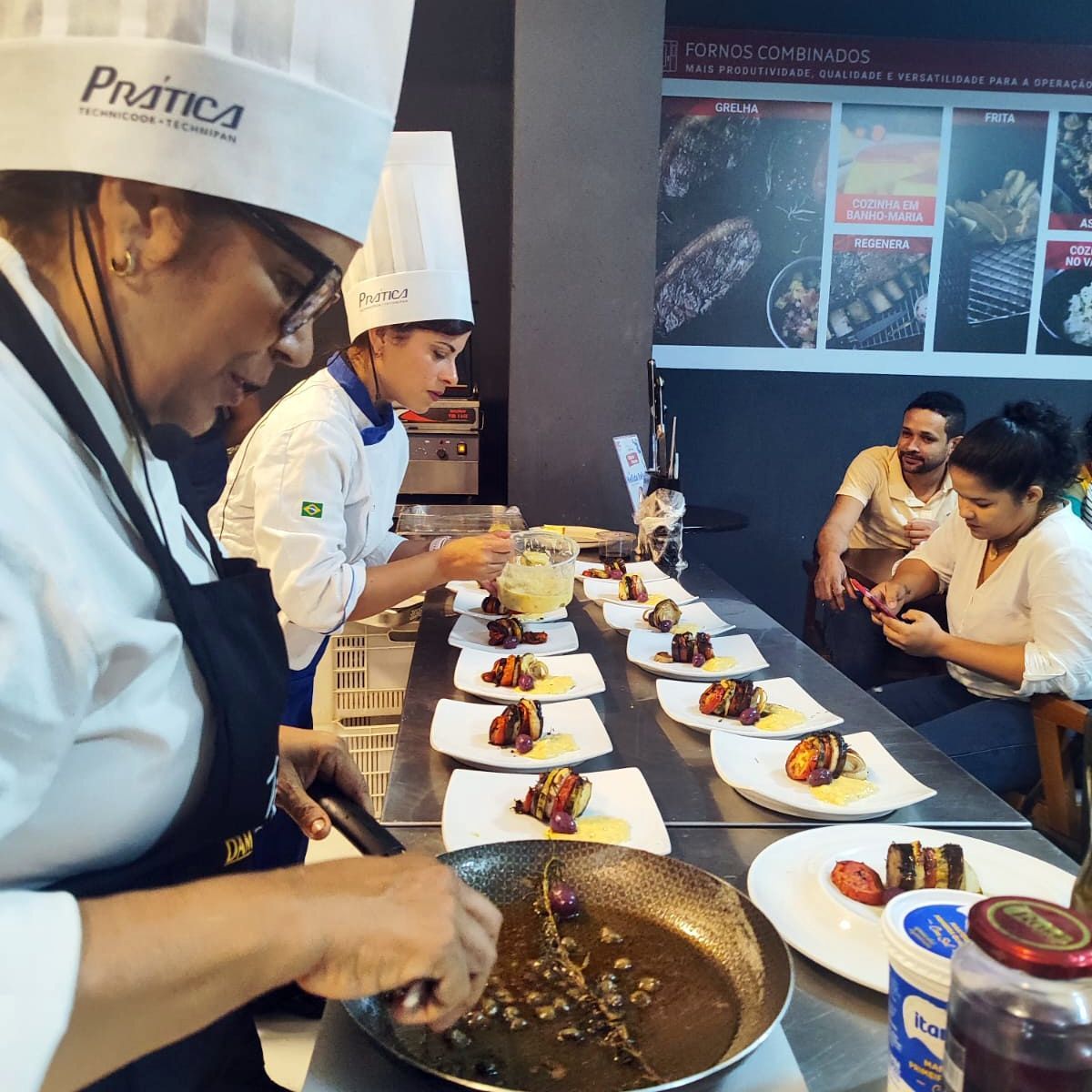 Uma mulher usando um chapéu prático está preparando comida