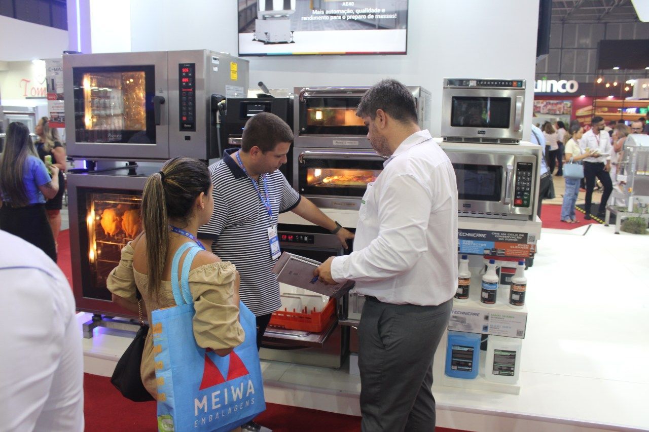 Um homem segurando uma bolsa meiwa fala com uma mulher