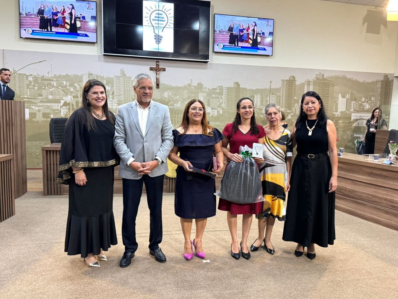 Um grupo de pessoas está posando para uma foto em uma sala.