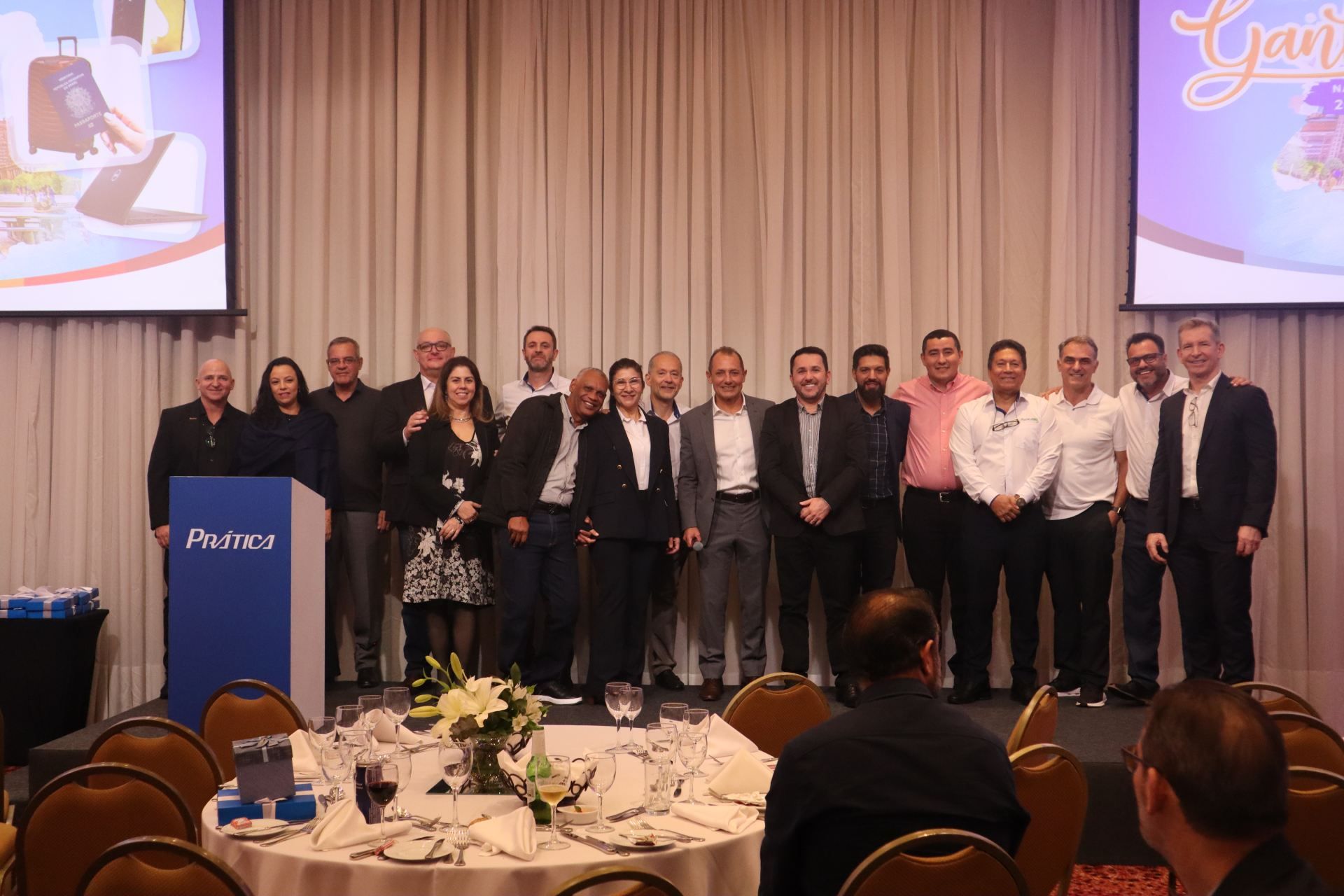 Um grupo de pessoas está posando para uma foto em uma sala.