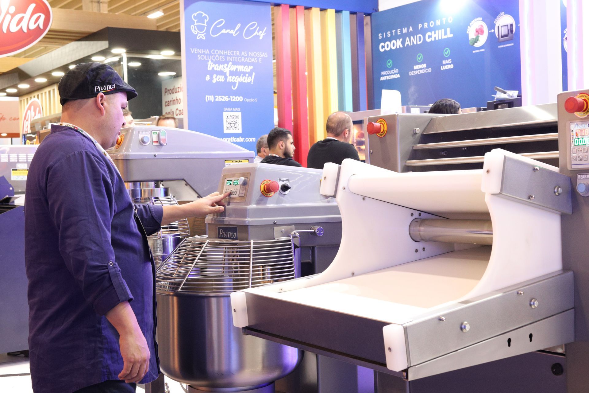 Um homem está trabalhando em uma máquina na cozinha.