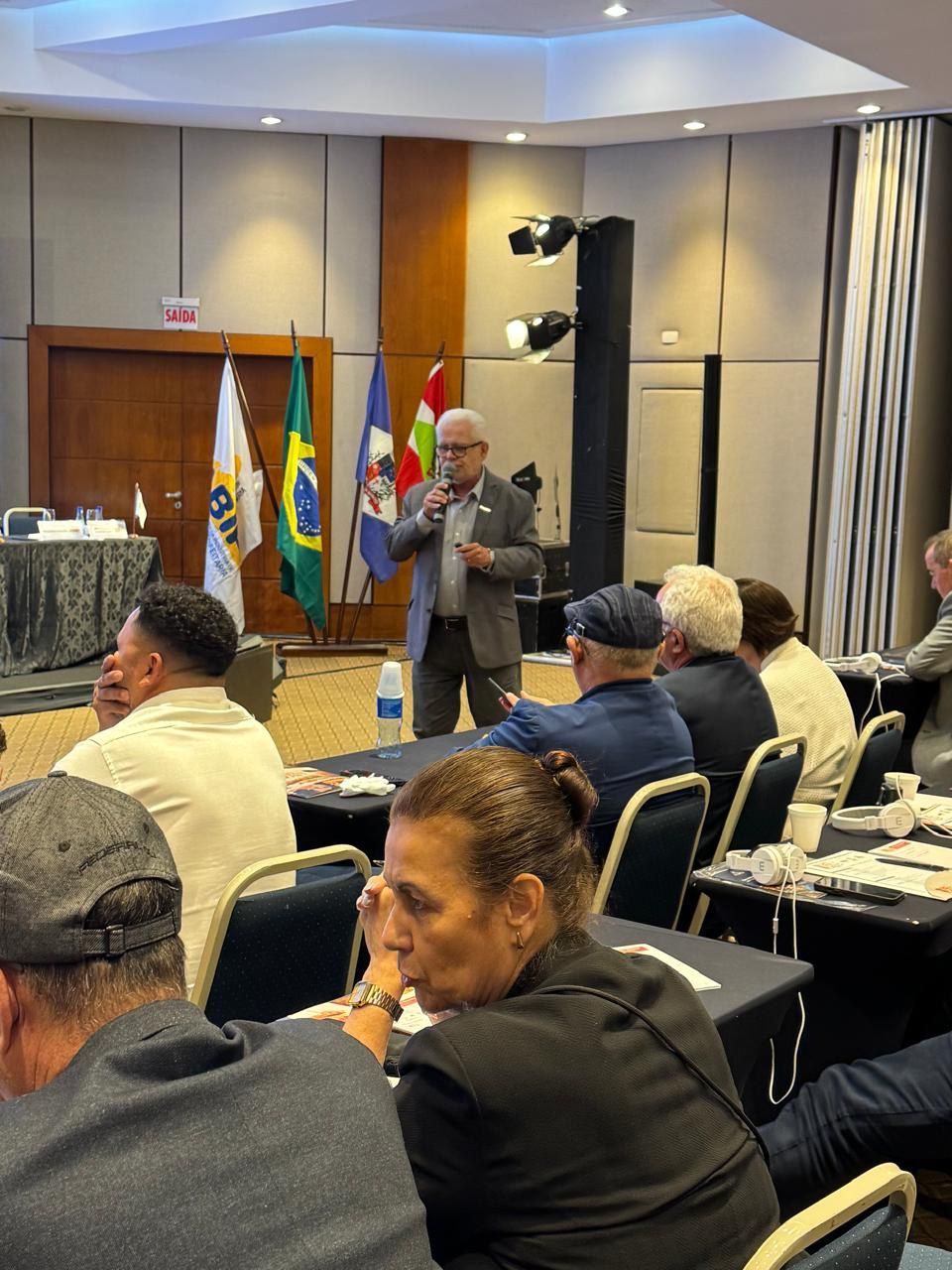 Um homem está fazendo uma apresentação para um grupo de pessoas em uma sala de conferências.