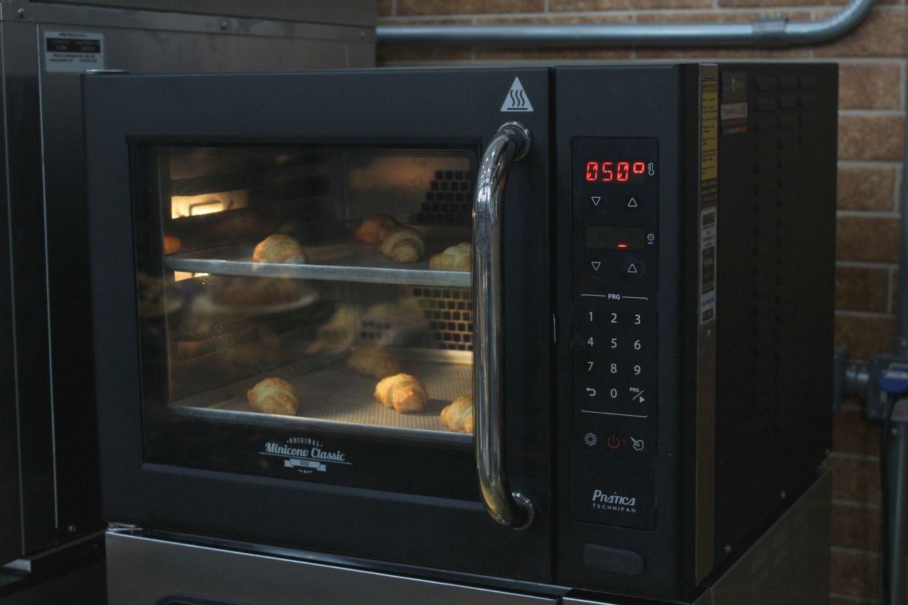 Um forno de micro-ondas preto com o tempo de 25.00