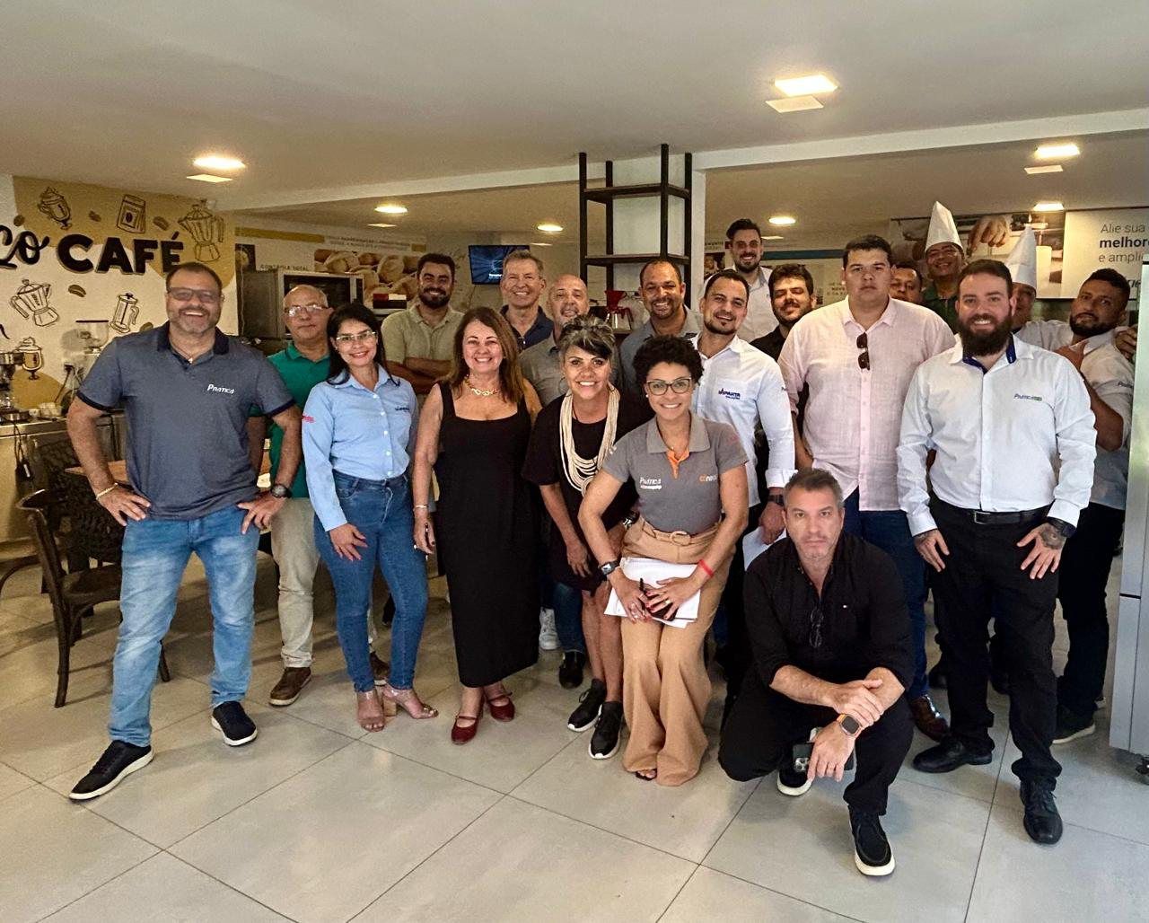 Um grupo de pessoas está posando para uma foto em um restaurante.