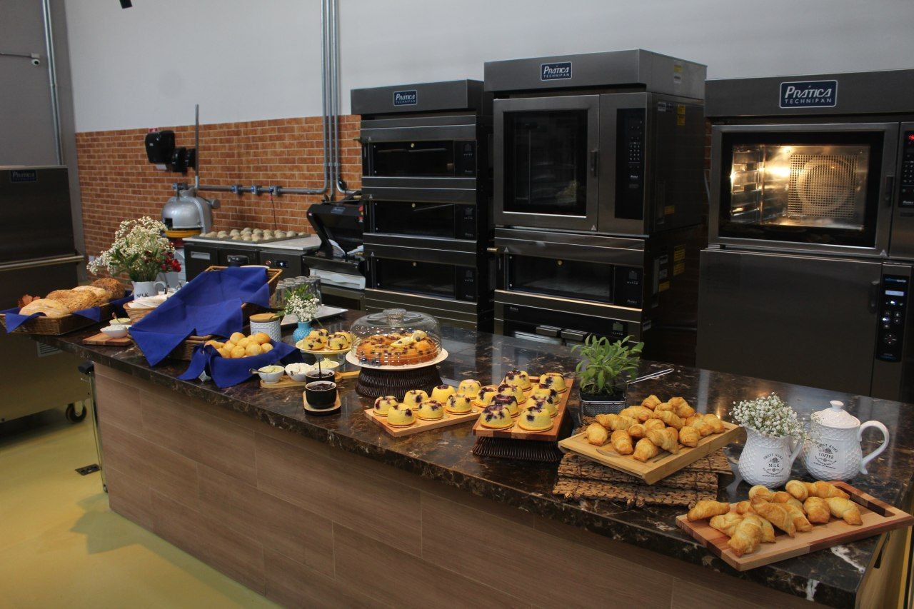 Uma mesa de bufê com uma variedade de comidas em uma cozinha.