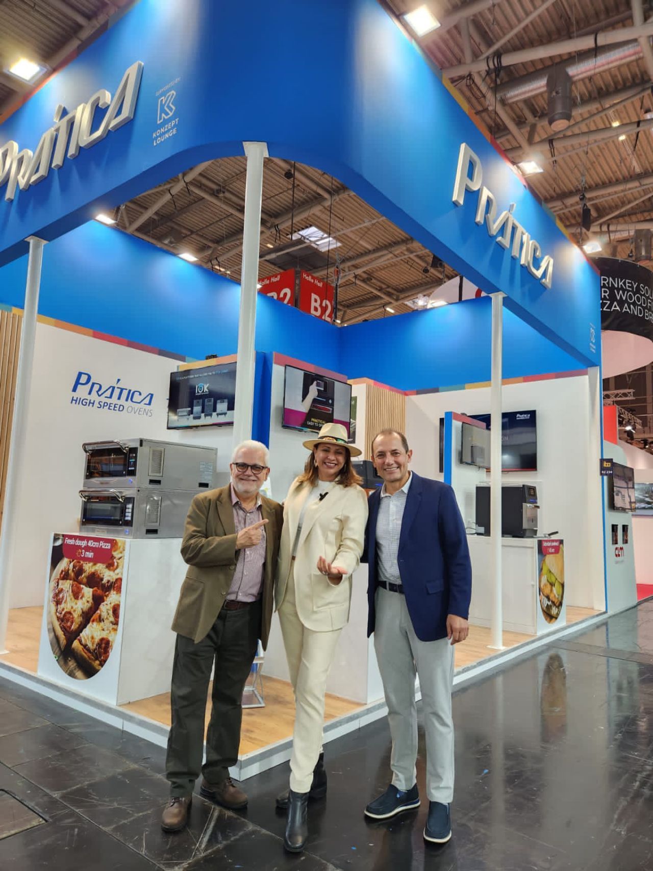 Um grupo de pessoas em pé na frente de um estande da pacifica