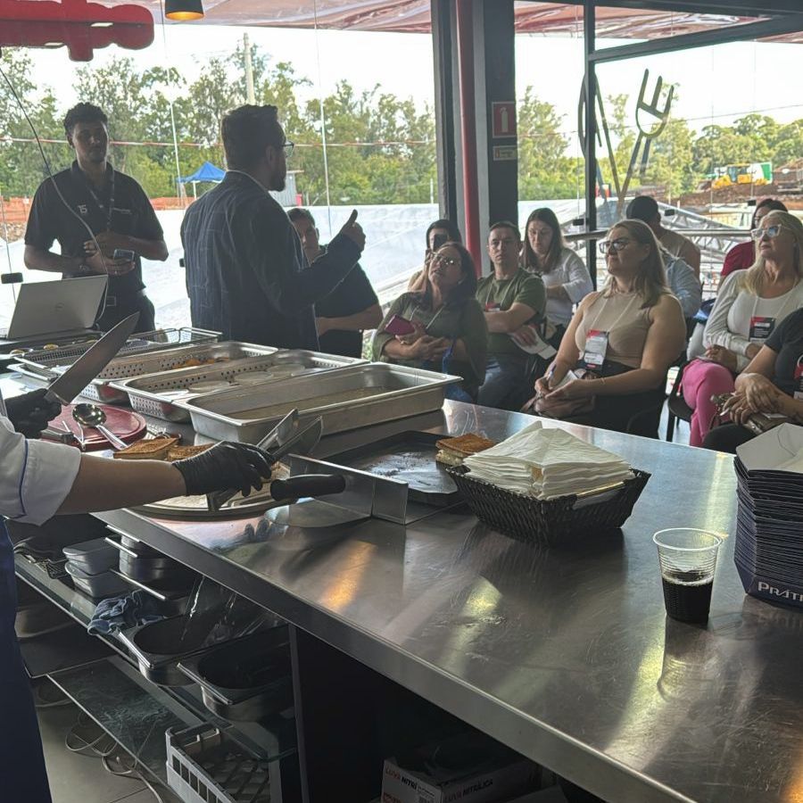 Um grupo de pessoas está sentado no balcão de um restaurante