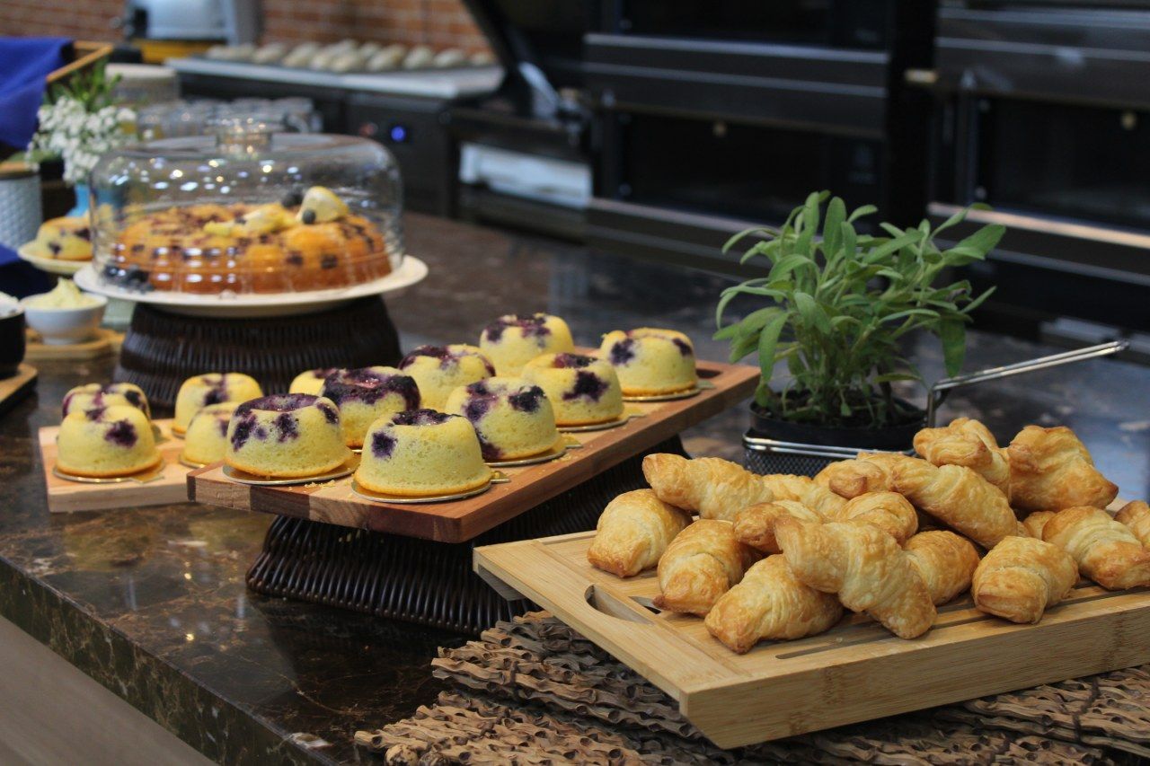 Uma mesa coberta com uma variedade de doces e croissants.