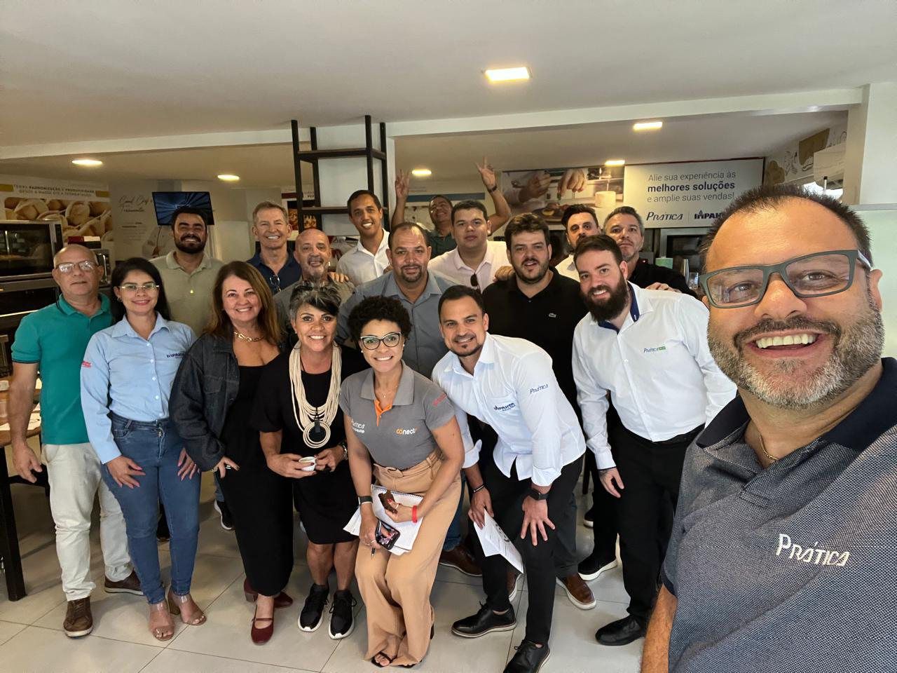 Um grupo de pessoas está posando para uma foto juntas em uma sala.