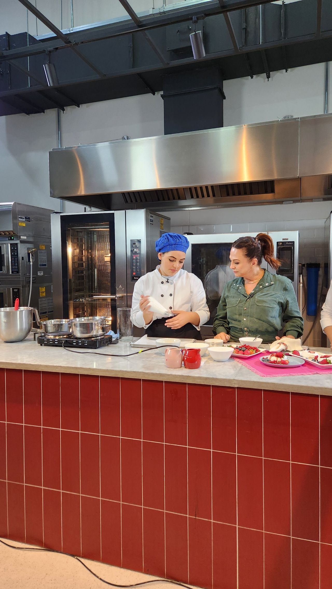 Um grupo de chefs está preparando comida em uma cozinha.