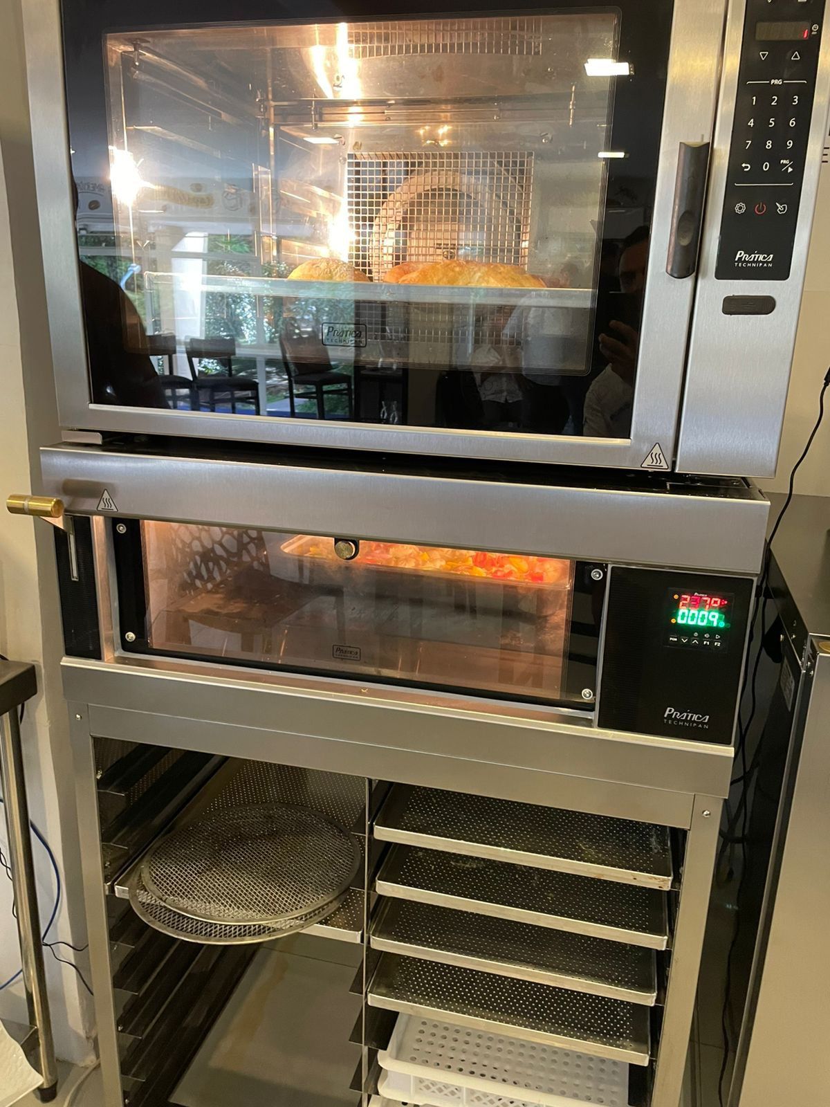 Dois fornos empilhados um em cima do outro em uma cozinha.