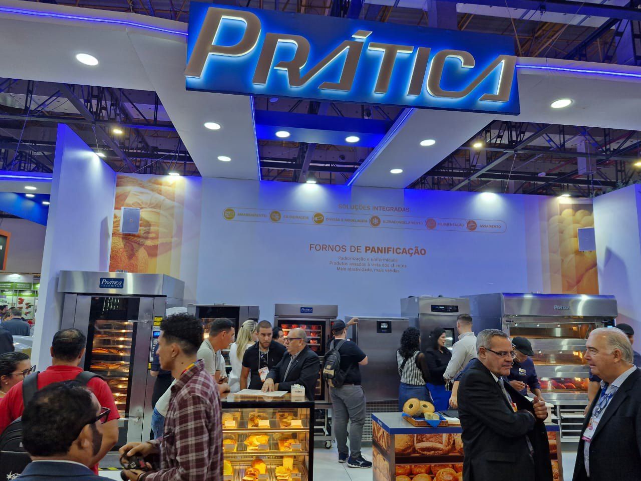 Um grupo de pessoas em pé na frente de uma placa de prática