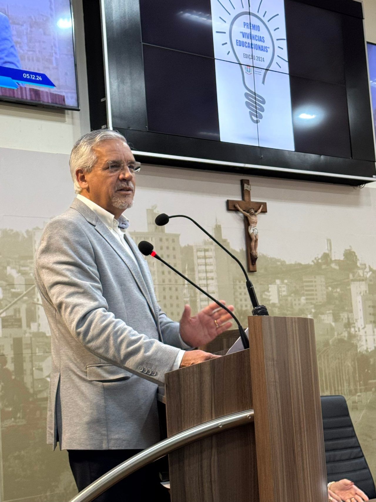 Um homem está em um pódio fazendo um discurso.