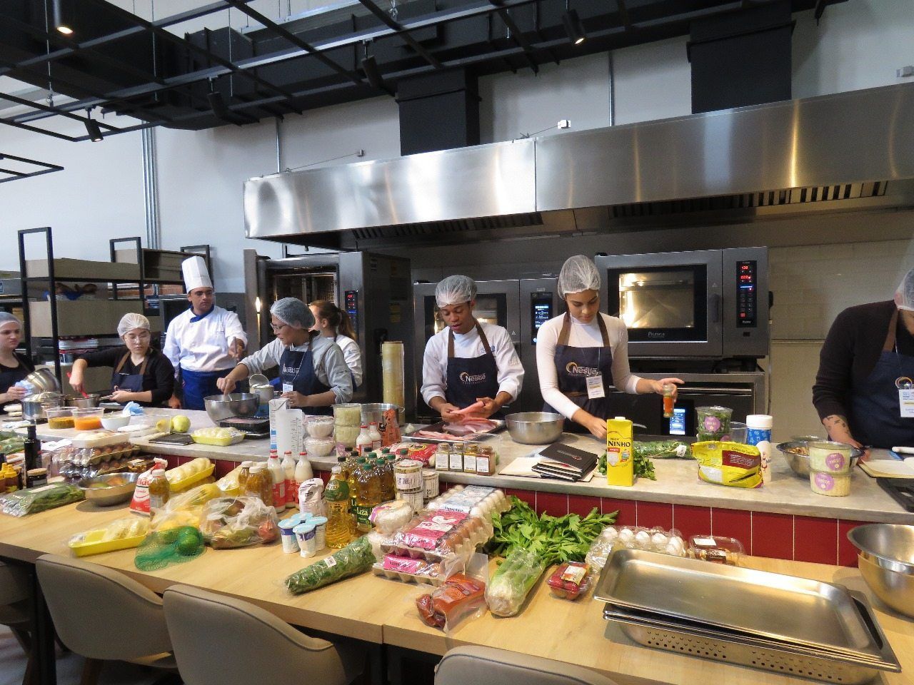 Um grupo de pessoas está preparando comida em uma cozinha.