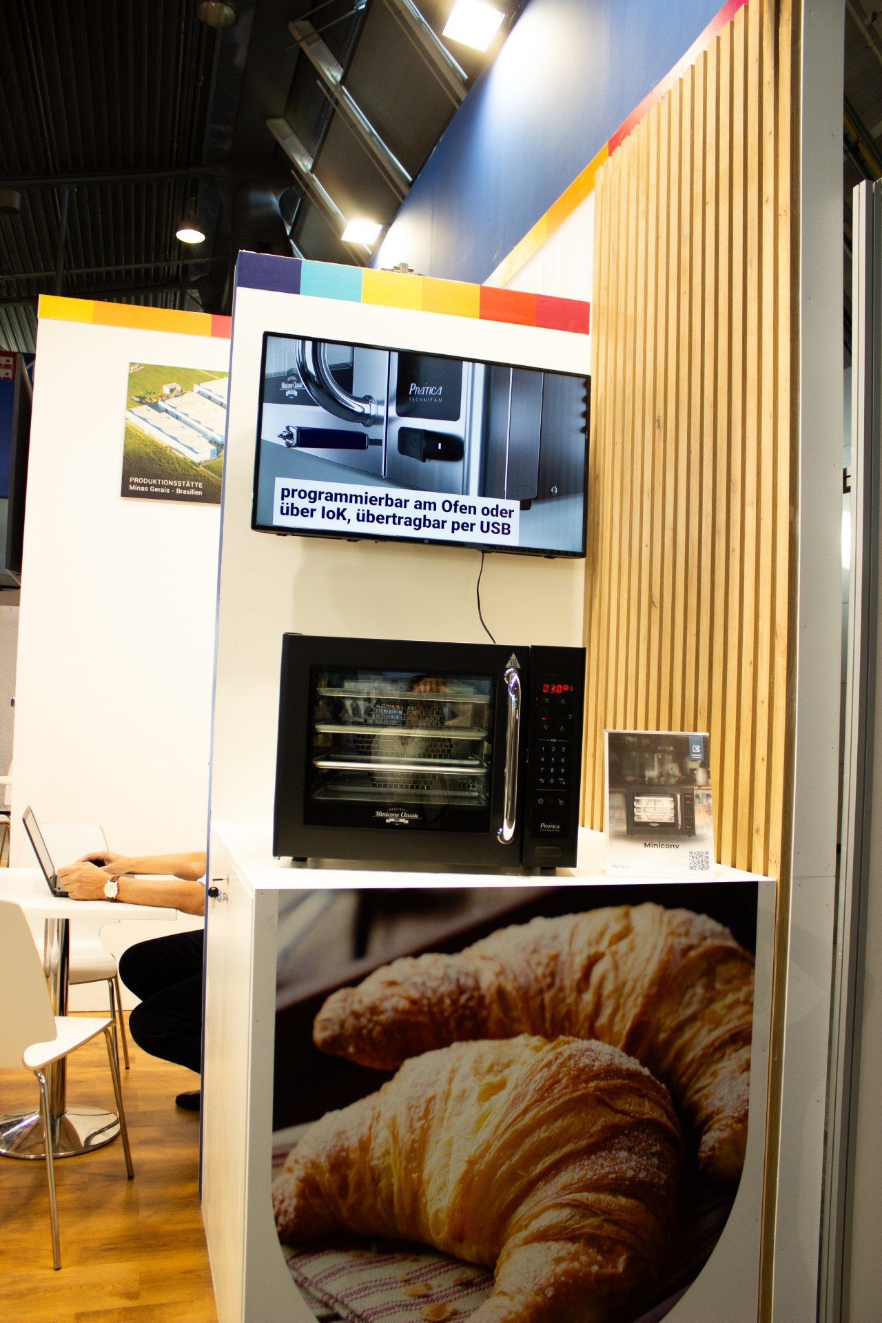 Uma exposição de croissants ao lado de um forno de micro-ondas