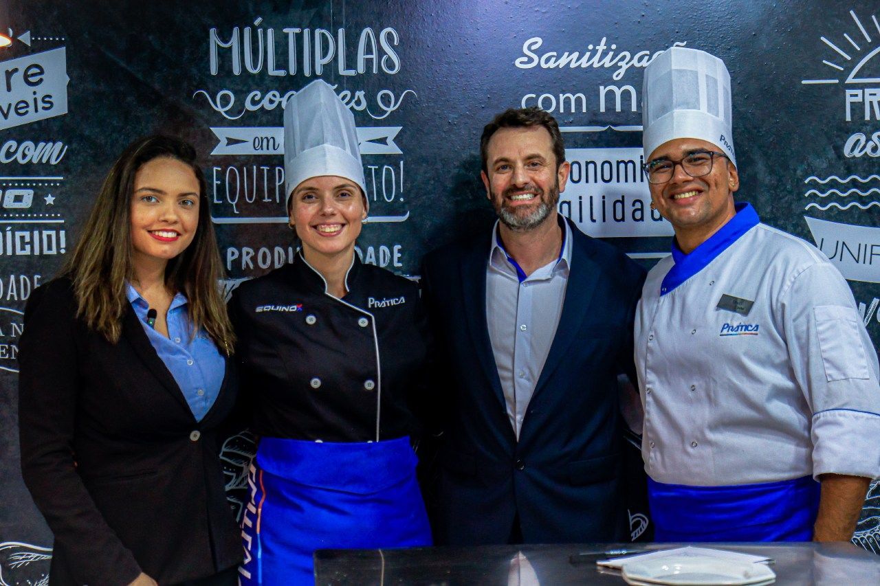 Um grupo de pessoas usando chapéus de chef posando para uma foto.