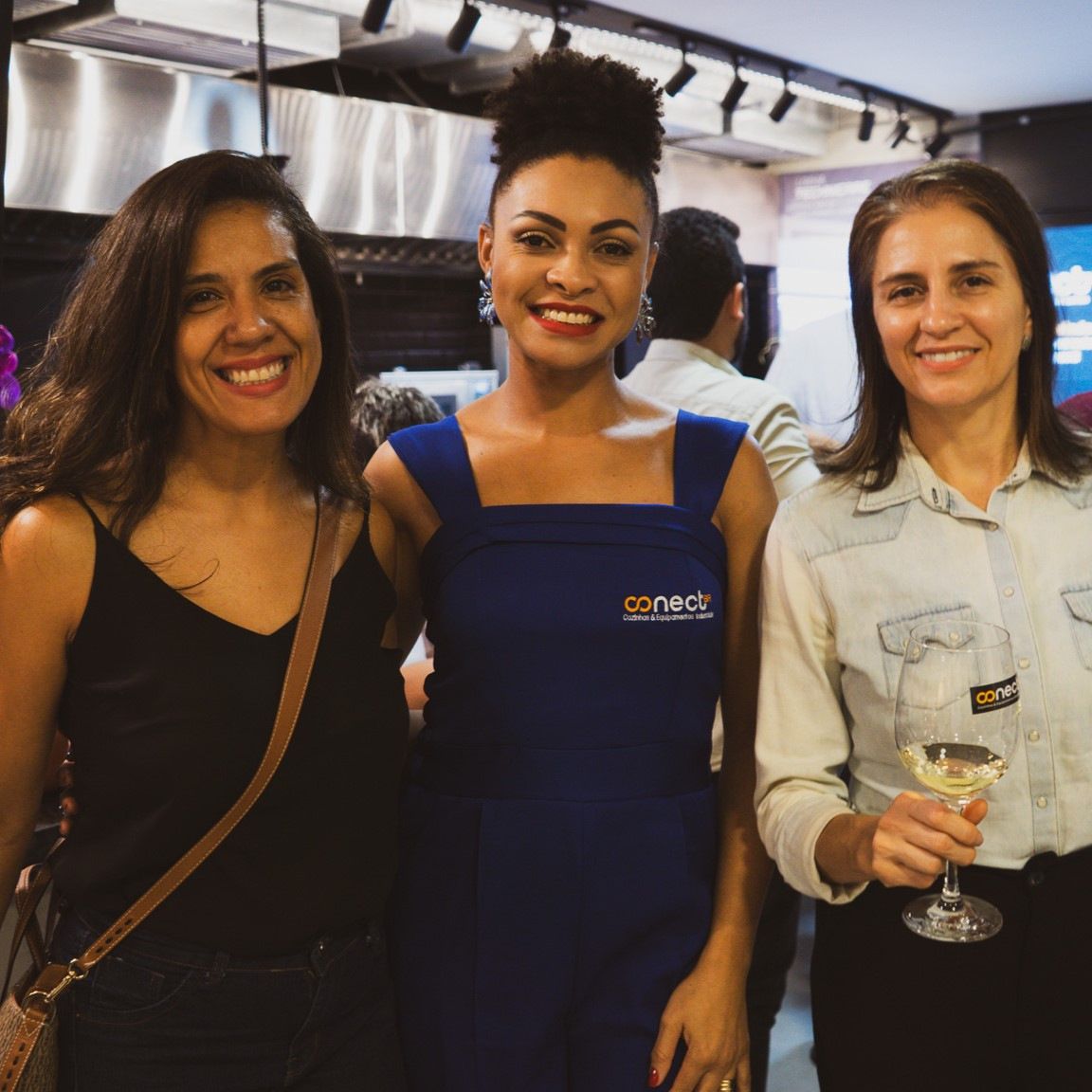 Uma mulher com um avental azul com a palavra conectar escrita nele