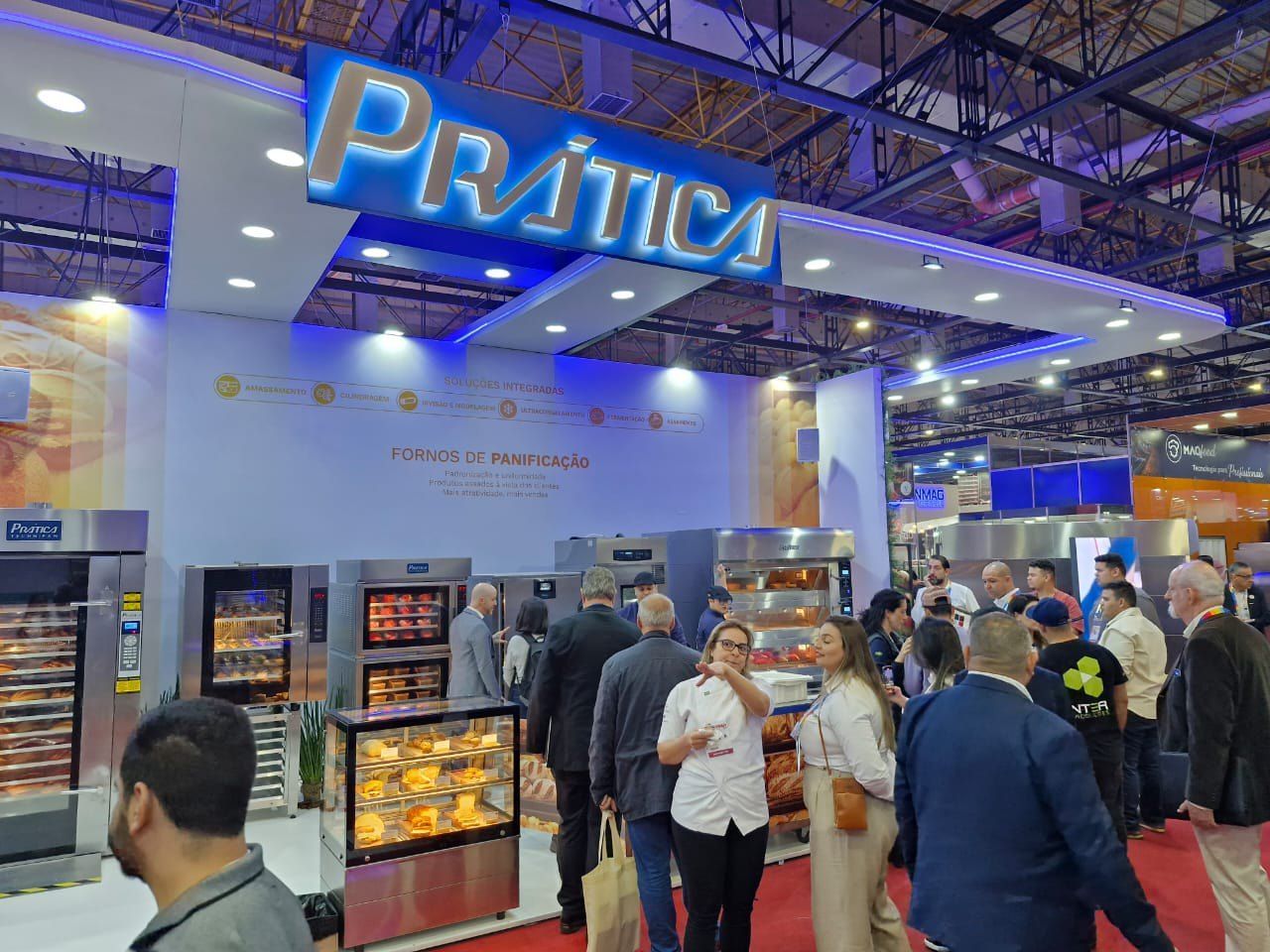 Um grupo de pessoas está parado sob uma placa que diz príncipe