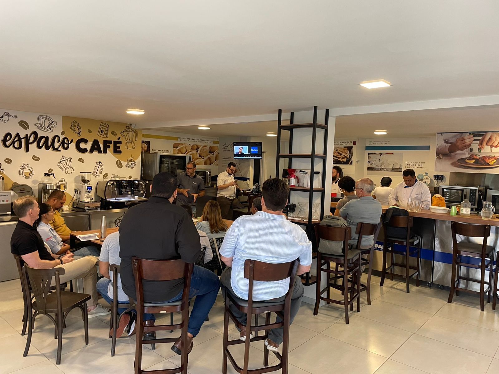 Um grupo de pessoas está sentado em mesas em um restaurante.