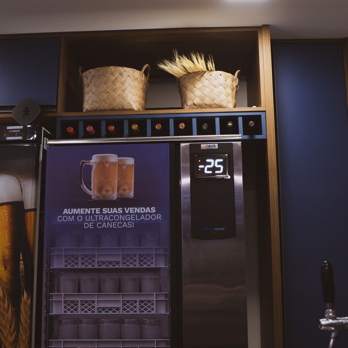 Uma geladeira com o número 25 nela