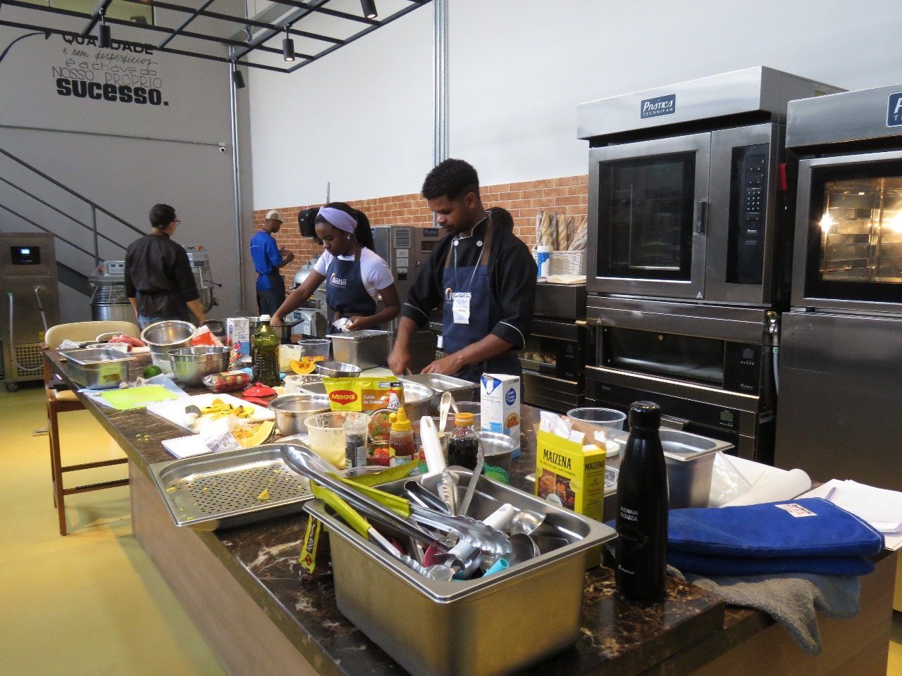 Uma cozinha com uma placa que diz sucesso