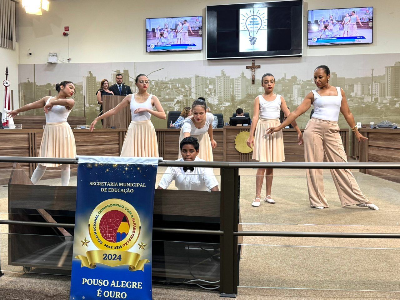 Um grupo de pessoas dançando em uma sala com uma faixa que diz polônia alegre