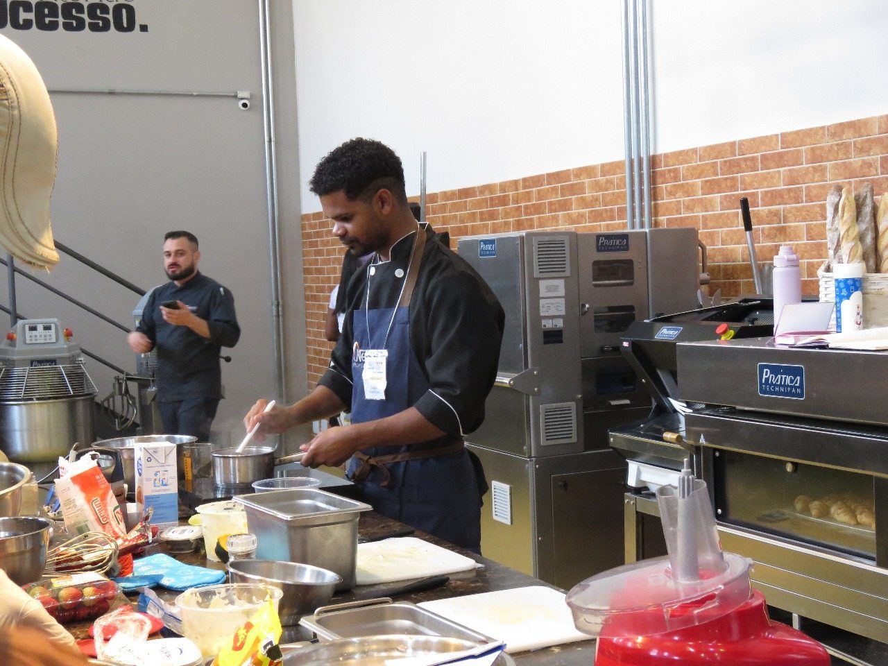 Um homem de avental está preparando comida na cozinha