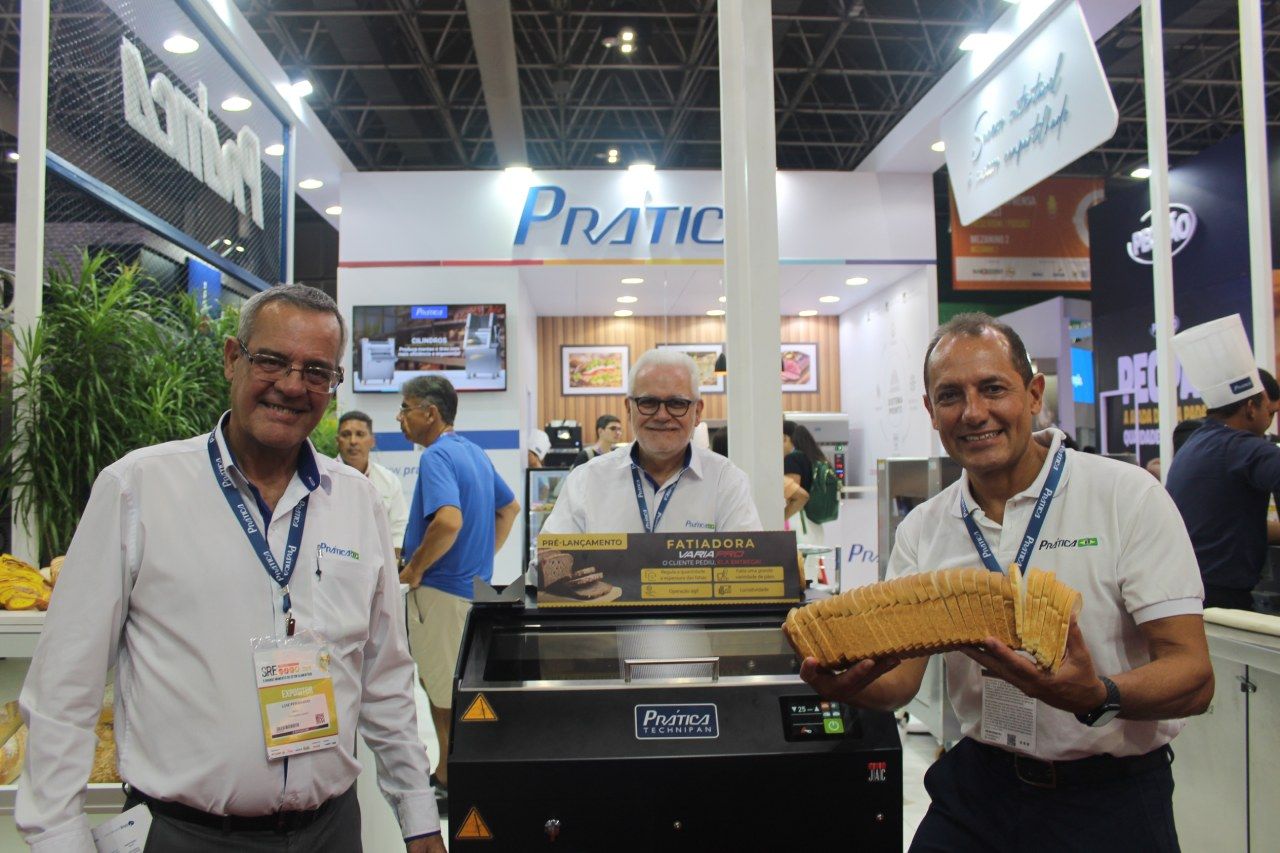 Três homens estão em frente a uma cabine prática