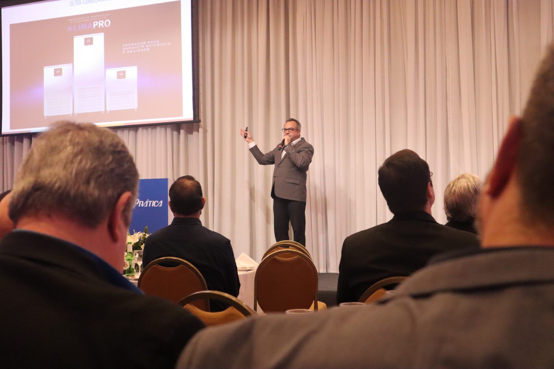 Um homem está fazendo uma apresentação para um grupo de pessoas
