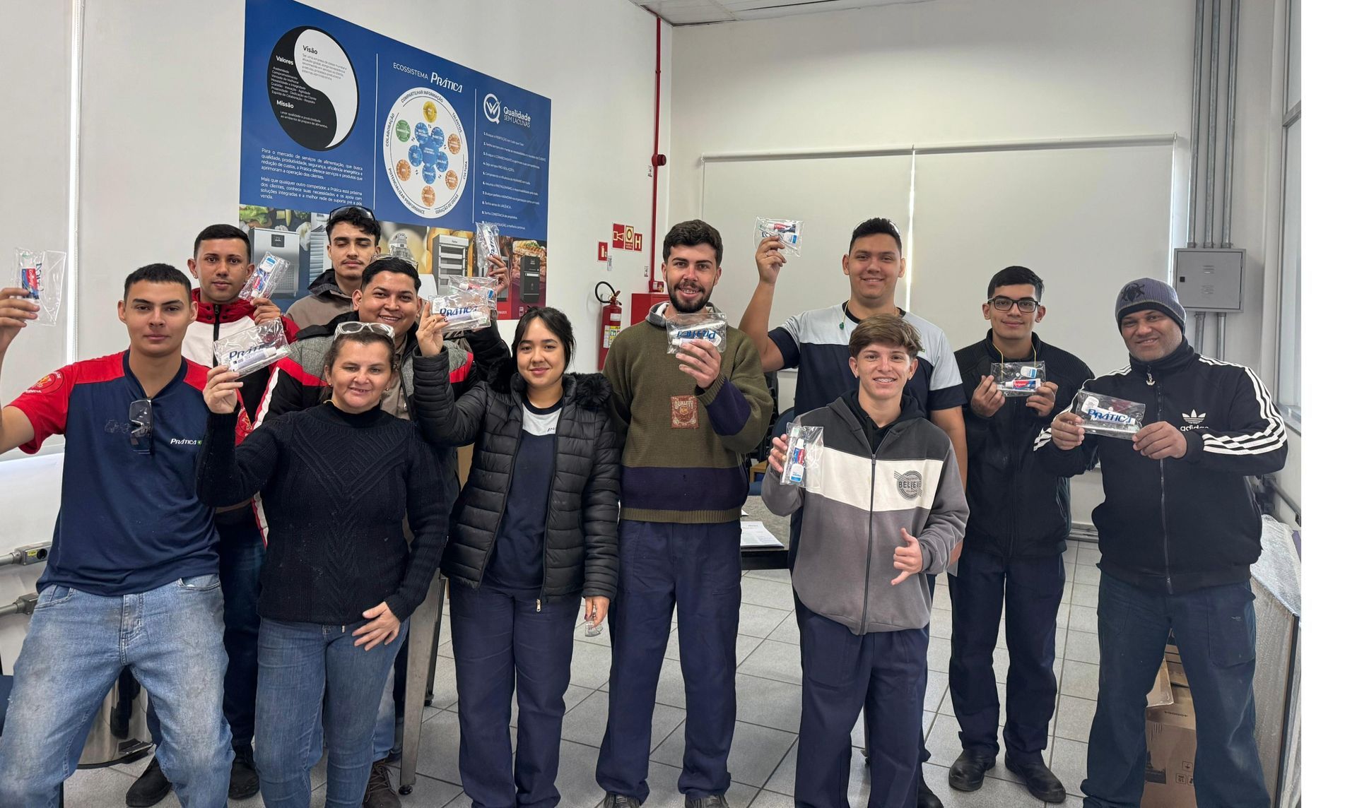 Um grupo de pessoas está posando para uma foto em uma sala.