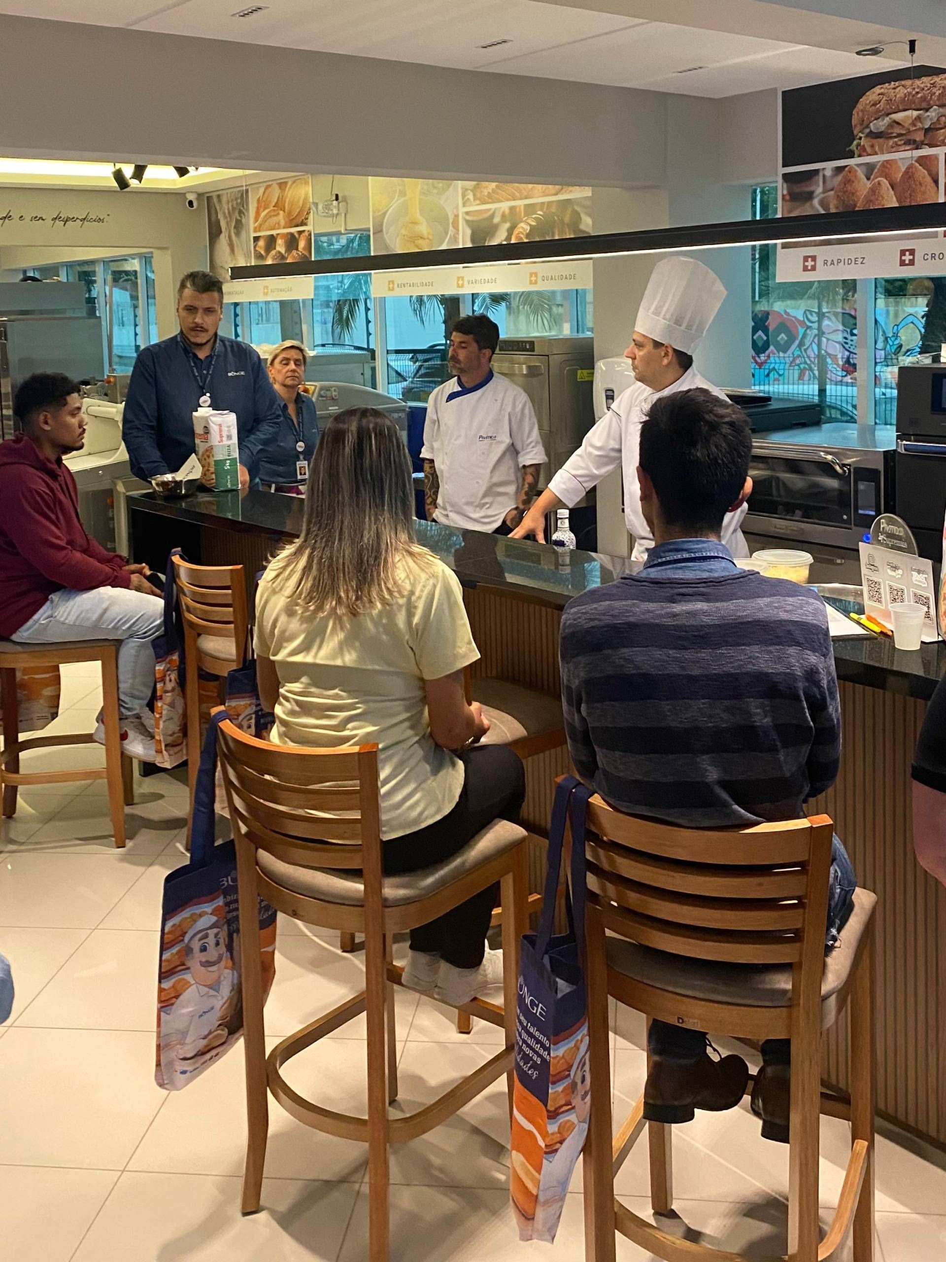 Um grupo de pessoas está sentado à mesa em um restaurante.